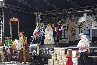 Edle Damen eröffnen Fürstentag - Luitgard von Ravenstein und Hedwig von Ballenstedt eröffneten den Fürstentag am Samstag.