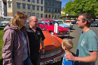 Edle Karossen in Crimmitschau: Oldtimer-Fans treffen sich an der Tuchfabrik - Wartburg-Fans unter sich: Rico Berger (2. v. l.) mit Frau Anja und Henry Bachmann mit Sohn Ari.