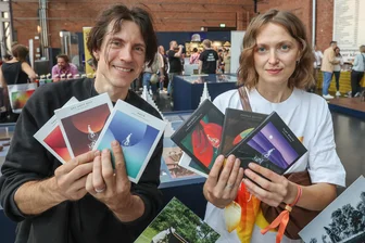 Edle Kreationen in außergewöhnlichem Ambiente: Schoko-Festival im Chemnitzer Industriemuseum eröffnet - Farbenfroh und außergewöhnlich: Domantas Uzpalis (links) und Giedre Ramonaite aus Litauen mit Kreationen ihrer Reihe „Chocolate Naive“.