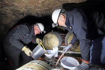 Edler Tropfen aus der Tiefe: In Freiberg wird Whisky aus dem Bergwerk geholt - Michael Eßlinger (l.) und Knut Neumann, Geschäftsführer der Freiberger Whisky-Manufaktur, beim Abfüllen eines fünf Jahre alten Tropfens im Forschungs- und Lehrbergwerk Reiche Zeche.