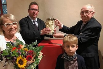 Edmund Meiser schenkt Oelsnitz 340 Jahre alten Elfenbeinhumpen - Beim ökumenischen Gottesdienst am Samstag übergab der Unternehmer und Oelsnitzer Ehrenbürger Edmund Meiser einen wertvollen Elfenbeinhumpen an OB Mario Horn. Im Bild vorn Meisers Gattin Ursula und Vincent (7), einer der beiden jüngsten der 15 Enkel des Paars aus dem Saarland.