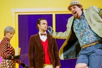Eduard-von-Winterstein-Theater in Annaberg präsentiert Theaterstück für sehbehinderte Menschen - Bühnenbild, Kostüme, Gestik und Mimik, Bewegungen - bei der aktuellen Inszenierung "Orson Welles probt Mobby Dick" strömen viele visuelle Einflüsse auf das Publikum ein. Besucherinnen und Besuchern, die blind beziehungsweise sehbehindert sind, müssen all diese Eindrücke anders vermittelt werden.