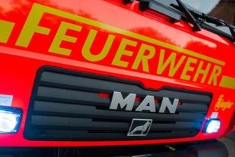 Efeu an Hausfassade angebrannt - Polizei sucht Zeugen -