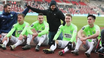 Effektiv und abgezockt - ein Spitzenteam - Der verletzte Anton Fink (mit Mütze) feiert mit Kevin Conrad, Fabian Stenzel, Daniel Frahn, Florian Hansch und Dennis Mast (von links) vor der CFC-Fankurve den Sieg in Erfurt.