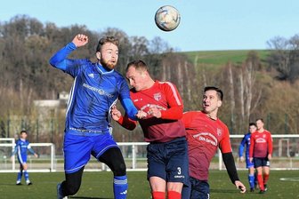 Effizient in die nächste Runde - SSV-Stürmer Louis Blüher (l.) legte am Sonntag das 1:0 für seine Wiederauer auf. Am Ende jubelten aber die Großwaltersdorfer Sandro Faßke (M.) und Oliver Petermann über das Weiterkommen im Pokal.