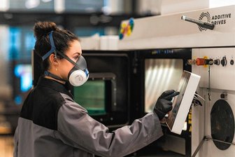Effizienter, schneller, leichter: Die innovativen Elektromotoren der Additive Drives - Motorteile auf Knopfdruck: Entwicklungsingenieurin Annalena Held bedient einen industriellen 3D-Drucker. Mit dem patentierten Verfahren kann die Additive Drives GmbH Elektromotoren deutlich schneller und passgenauer fertigen als bislang üblich. Laut Firma sind bis zu 45 Prozent mehr Leistung bei gleicher Motorengröße möglich.