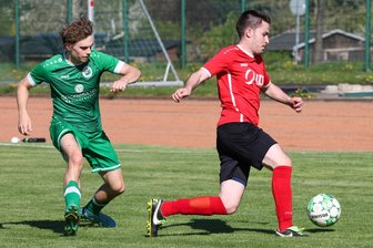 Effizienz fehlt: Annaberger Fußballer scheitern trotz Chancenflut bei Merkur Oelsnitz - Leon Reichelt (r.) und der VfB Annaberg mussten sich Merkur Oelsnitz (mit Manolo Pieschel) geschlagen geben.