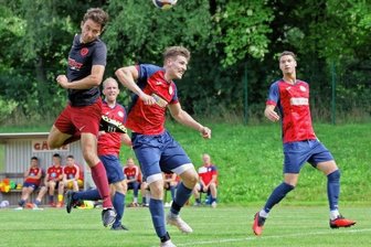 Effizienz macht den Unterschied - In einem umkämpften Spiel kamen die Meeraner wie hier durch Philipp Schick (links) nach Standards zu guten Möglichkeiten.