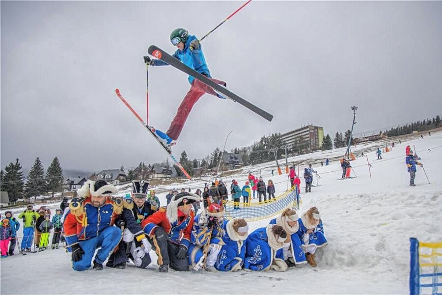 Egal wie das Wetter wird: Am Fichtelberg steigt Skifasching - 2020 gab es den bisher letzten richtigen Skifasching in Oberwiesenthal. Am Sonntag dürfen die Narren am Fichtelberg endlich wieder mit ihren Gästen feiern. 