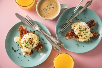 Eggs Benedict: So gelingt der angesagte Brunch-Klassiker - Wie ein Schuss flüssiges Gold fließt die Hollandaise bei Eggs Benedict über pochierte Eier auf Bacon und halbierten englischen Muffins.