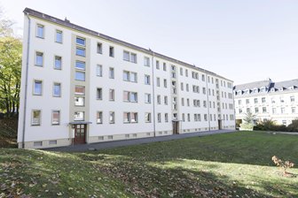 Ehedrama: Rentner soll seine kranke Ehefrau getötet haben - In einem Mehrfamilienhaus an der Beyerstraße ist eine 77-Jährige in der Nacht zu Sonntag getötet worden. Ihr Mann wurde schwer verletzt hinter dem Gebäude gefunden.