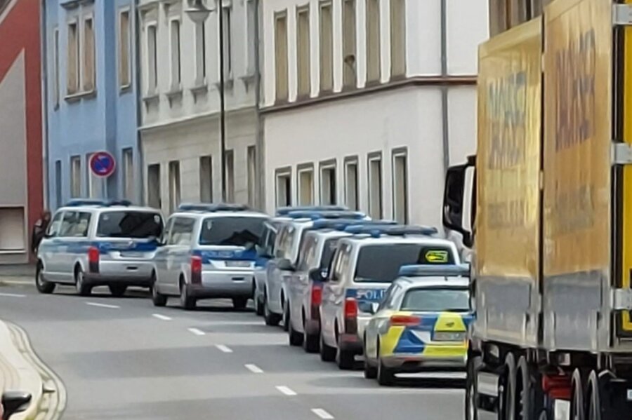 Ehefrau und Angehörige mit Messer verletzt: 45-Jähriger in Penig festgenommen - Ein Großaufgebot sorgte in Geringswalde für erhebliches Aufsehen.