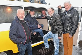 Ehemalige Barkas-Mitarbeiter trafen sich in Braunsdorf: B 1000 ist der Star des Abends - Beim Stammtischtreffen: Winfried Hacker (von links), Hansjörg Schmiedekampf, Hartmut Schwenzer, Jürgen Rehm und Eberhard Wagner fachsimpeln im und am Kleintransporter.