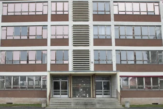 Ehemalige beliebte Plauener Schule soll zum Katastrophenschutzzentrum werden - Glas und Beton kennzeichnen die frühere Allendeschule an der Friedrich-Engels-Straße.