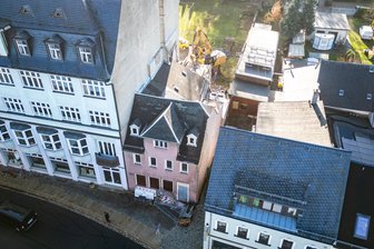 Ehemalige Burgstädter Gaststätte „Haferkorn" – Was bleibt, ist ein Schriftzug - Der Abriss beginnt von der rückwärtigen Seite. Statikprobleme sorgen aber vorerst für eine Unterbrechung.