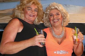Ehemalige "Goodbye-Deutschland"-Auswanderer begeistern mit Travestie-Show in Mülsener Dorfgasthof - Frank Pfeifer (rechts) und sein Ehemann Matthias Klotzin hatten am Wochenende zum Sommerfest der Gaststätte "Zur Schmiede" bei der Travestieshow ihren ersten öffentlichen Auftritt und sichtlich Spaß an der Verwandlung.