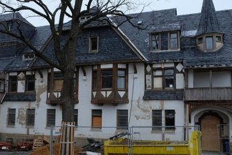Ehemalige Haftanstalt Hoheneck: Besuch auf der Großbaustelle - Das ehemalige Beamtenwohnhaus entstand um 1900. Hier entsteht ein Jugend- und Begegnungszentrum mit Kreativwerkstatt. Schulklassen können künftig Workshops abhalten und übernachten, es soll einen großen Gemeinschaftsraum geben, eine kleine Küche auch. 