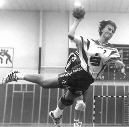 Ehemalige Handball-Kapitänin gibt heute Theater-Budget vor - Sandra Steudemann beim Ausholen zum Wurf. Szene aus einem Spiel des BSV Sachsen Zwickau gegen Most am 23. August 1997. 