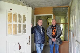 Ehemalige Heimkinder im Kinderheim Bräunsdorf: "Ich habe keine schlechten Erinnerungen an diesen Ort" - Peter Heinz (links) lebte von 1963 bis 1966 im Kinderheim in Bräunsdorf, Andreas Krumrei von 1976 bis 78. Er organisiert die jährlichen Treffen der ehemaligen Heimkinder. Die beiden besuchten das Haus 2, in dem sie früher gewohnt hatten. 
