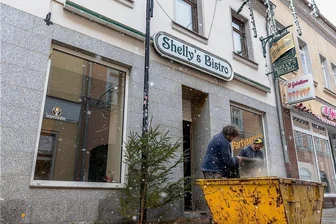 Ehemalige Kneipe in Auerbach wird zum Deluxe-Imbiss - Die Räume von Shellys Bistro werden momentan entkernt und saniert. Im Bild: Steve Radeke und Steve Gleixner von der Trockenbaufirma Damm aus Ellefeld im Einsatz.