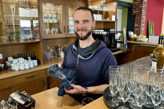 Ehemalige Kult-Kneipe im Erzgebirge wird zu neuem Restaurant im Retro-Stil - Bencé Mészöly startet am Samstag mit seinem Restaurant in Beierfeld. Er wird vorrangig am Tresen tätig sein.