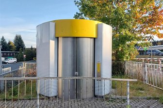 Ehemalige öffentliche Toilette am Schönecker Bahnhof soll 2024 im Zuge des Straßenbaus verschwinden - Die nicht mehr betriebsbereite Toilette am ehemaligen Schönecker Bahnhof soll 2024 abgerissen werden.