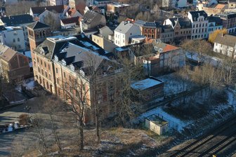 Ehemalige Post in Crimmitschau: Nach Notsicherung lässt Besitzer Teile des Nebengelasses abreißen - Die Nebengebäude der alten Post in Crimmitschau sollen verschwinden.