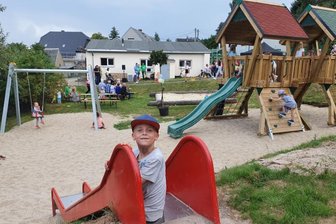 Ehemalige Schlittschuhbahn wird wieder zum Anlaufpunkt - Auch Elias freut sich über den neuen Witzschdorfer Spielplatz.