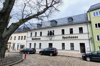 Ehemalige Sparkasse in der Schwarzenberger Altstadt: Planer des Umbaus können loslegen - In die frühere Sparkassenfiliale am Unteren Markt in Schwarzenberg sollen nach einem Umbau Tourist-Info und Bibliothek einziehen.