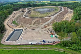 Ehemalige Wismut-Anlage Dänkritz 2: Die Bäume sind weg, das Wasser ist abgepumpt - Die ehemalige IAA Dänkritz 2 ist gerodet, das Wasser abgelassen. Die Böschung wird noch abgeflacht und das Gelände mit rund 110.000 Kubikmeter Material sicher abgedeckt. Am Ende steht ein weiterer Hügel in der Landschaft. 