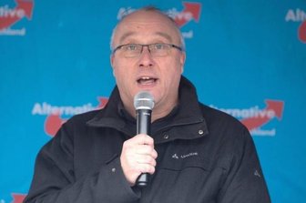 Ehemaliger AfD-Abgeordneter Maier wieder als Richter tätig: Was ein Rechtsprofessor jetzt empfiehlt - Jens Maier, ehemaliger AfD-Bundestagsabgeordneter, spricht auf einer Kundgebung.