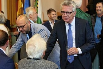 Ehemaliger Bundesminister kritisiert aktuelle Montagsproteste - Thomas de Maizière (rechts) am Rande des Festaktes. 