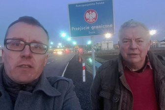 Ehemaliger CDU-Bundestagsabgeordneter Krauß fährt Spenden bis zur ukrainischen Grenze - Der Vorsitzende des Vereins Partnerschaft zur Ukraine, Karl-Ernst Müller (r.), mit Alexander Krauß am Grenzübergang Zosin. 
