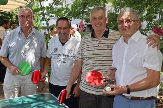 Ehemaliger DDR-Vizemeister von altem Weggefährten überrascht - Anlässlich seines 70. Geburtstags wurde Rüdiger School (rechts im Bild) am Mittwoch im Glauchauer Hotel Meyer mit einer Überraschung der besonderen Art beglückwünscht.