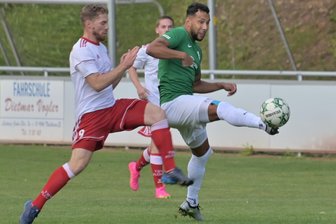 Ehemaliger Freiberger Fußballer vor Rückkehr: „Die ganze Liga hat Respekt vor ihm“ - Traf beim 2:0-Hinspielerfolg gegen den BSC: Thalheims Stürmer Patrick Ströhle (r.).