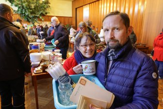 Ehemaliger Gasthof „Grüner Baum“ in Glauchau: Was die Leute so mitnehmen - Mirko Hummel und Anette Kohs haben beim Trödelmarkt im „Grünen Baum“ Haushaltsgegenstände und einige Dokumente mitgenommen.