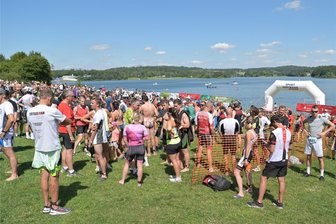 Ehemaliger Mühltroffer Fußballer gewinnt Pöhler Triathlon - Dichtes Gedränge herrschte am Sonntag an der Talsperre Pöhl. Beim 24. Triathlon waren knapp 500 Aktive am Start.