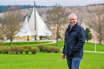 Ehemaliger Oelsnitzer Stadtchef wird erneut Gartenschau-Manager - Bernd Birkigt im Kurpark von Bad Schlema: Die Grünanlage steht im Zentrum der Landesgartenschau. 