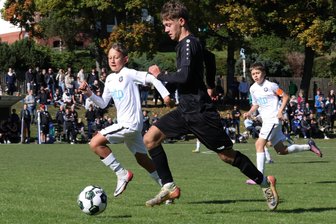Ehemaliger Publikumsliebling bei Erzgebirge Aue und VFC Plauen gastiert in Adorf - Vor über 200 Zuschauern läuft hier Julian Haufe von der SpG Bad Brambach/Adorf (schwarzes Trikot) den Veilchen davon.