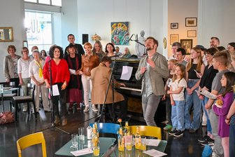 Ehemaliger Sänger von „Polarkreis 18“ mit neuem Song über Chemnitz - Nirit Sommerfeld (in rot) und Felix Räuber (vorn) singen zum ersten Mal das Chemnitz-Lied „Grau wird Bunt“ mit einem Chor im Archäologiemuseum Smac.