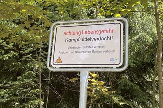 Ehemaliger Schießplatz im Hartmannsdorfer Forst: Neue Schilder und Markierungen warnen Besucher vorm Betreten - Neue Schilder warnen im Hartmannsdorfer Forst vor Munition und Blindgängern.