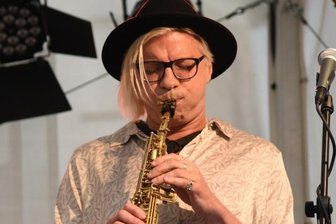 Ehemaliger Schüler musiziert - Volker "Holly" Schlott beim Konzert seiner Jazz-Formation Favo im Sommer vorigen Jahres auf Schloss Voigtsberg. 