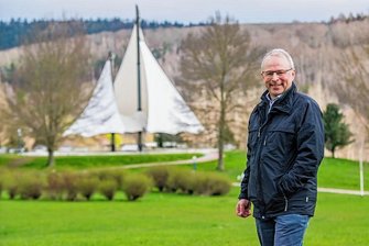Ehemaliger Stadtchef von Oelsnitz wird Landesgartenschau-Manager in Bad Schlema - Bernd Birkigt im Kurpark von Bad Schlema: Die Grünanlage steht im Zentrum der Landesgartenschau. 