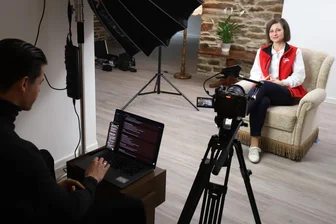 Ehemaliges C&A-Haus in Freiberg: Imagefilm eröffnet Marketing für Service-Wohnen am Dom - Martina Hegewald steht für den Imagefilm zum Service-Wohnen am Dom in Freiberg Rede und Antwort.