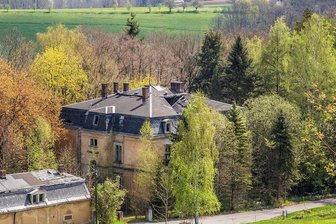 Ehemaliges DDR-Kinderheim in Grünberg: Wie es nach dem Aktenfund weitergeht - Die leerstehende und stark verfallene Fabrikantenvilla in Grünberg war zu DDR-Zeiten ein Kinderheim, später dann auch eine Wochenkrippe für die in der Baumwollspinnerei im Schichtdienst arbeitenden Mütter. Nach der Wende nutzte Hohenfichte eine Etage in der Villa bis 2001 als Kindertagesstätte. Kurz darauf wurde die Immobilie verkauft.