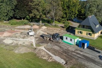 Ehemaliges Freibadgelände wird mehr als nur ein Wasserspielplatz - Auf dem Gelände neben der Schlossinsel zeichnen sich die Konturen eines Wasserspielplatzes ab. Diesen Teil des neuen Rodewischer Treffpunktes baut die ortsansässige VSTR AG: Den Pumptrack wird eine Spezialfirma aus Bayern realisieren. Laut Bürgermeisterin hatte sich die Stadt dazu ein Referenzobjekt in Zwickau angeschaut. 