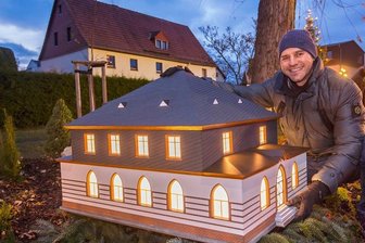 Ehemaliges Gemeindebad neuer Hingucker im Mini-Lichterdorf in Neukirchen - Das fünfte Lichterhaus im Neukirchener Minidorf steht. Bürgermeister Sascha Thamm hat das fünfte Lichterhaus aufgestellt. 