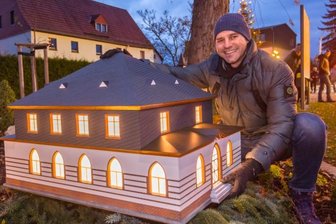 Ehemaliges Gemeindebad neuer Hingucker im Mini-Lichterdorf - Das fünfte Lichterhaus im Neukirchener Minidorf steht. Bürgermeister Sascha Thamm hat das fünfte Lichterhaus aufgestellt.