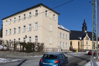 Ehemaliges Gemeindehaus im Erzgebirge kommt unter den Hammer - Das ehemalige Gemeindehaus direkt neben der Kirche in Bärenstein steht zum Verkauf.