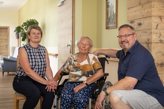 Ehemaliges Gymnasium im Erzgebirge wandelt sich: Investoren schließen Millionenprojekt ab - Yvonne (l.) und Stephan Knorr haben etwa fünf Millionen Euro in den Umbau des ehemaligen Schul-Komplexes in Schlettau investiert. Im Bild mit Karin Heß, der ersten Bewohnerin des Service-Wohnens für Senioren.